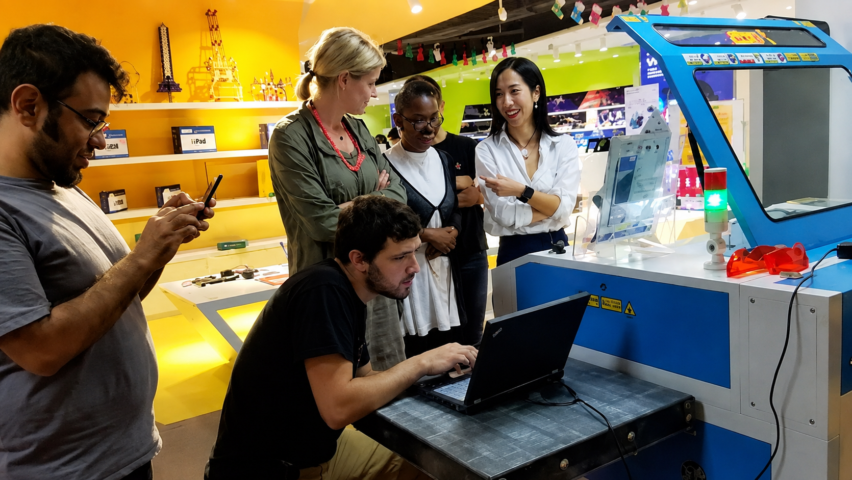 Le cours d'introduction à la découpe laser de Luke réussit à Shenzhen