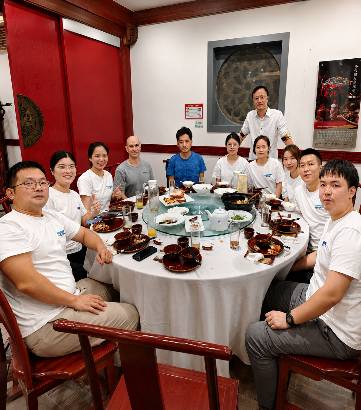 Des agents de la Corée et de la Malaisie visitent Thunder Laser en Chine