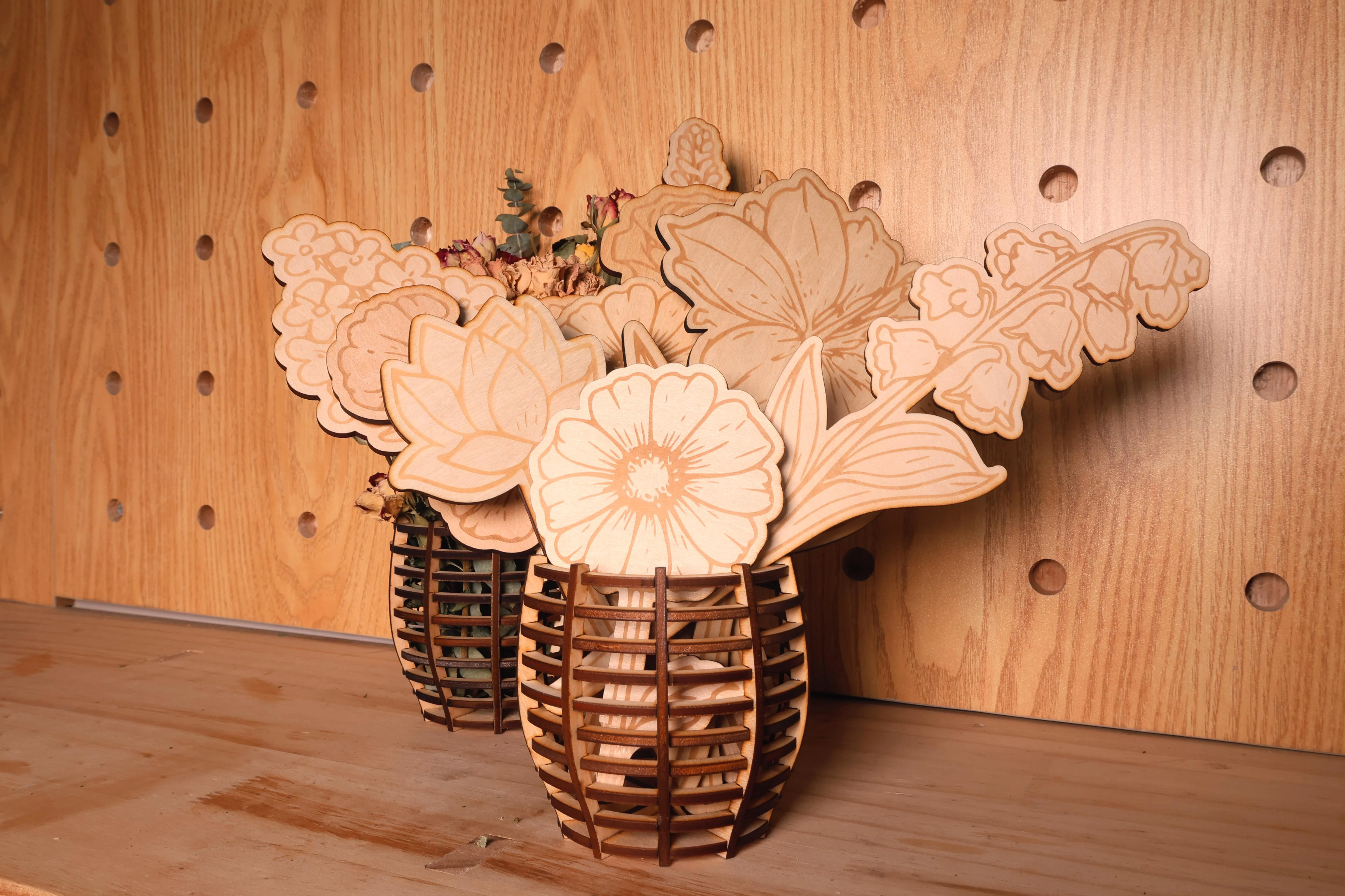 Fleur et vase en bois