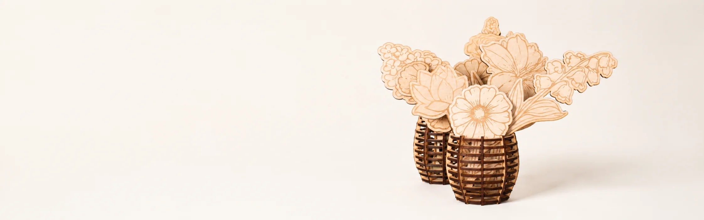 Fleur et vase en bois