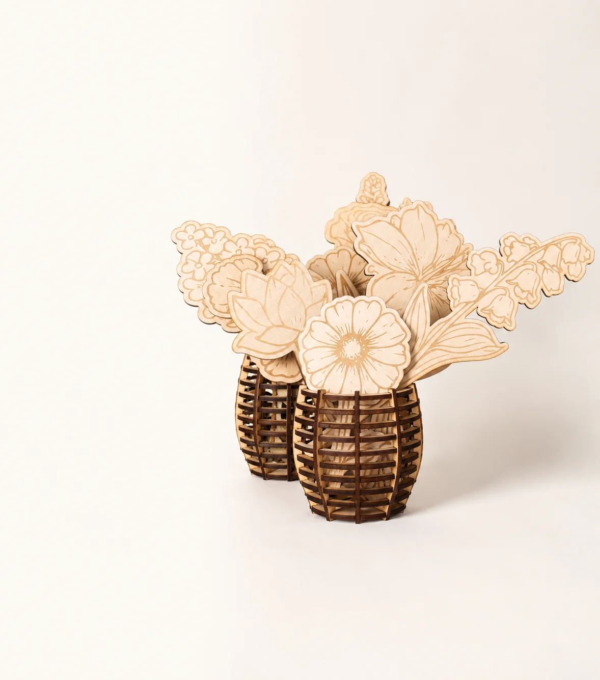 Fleur et vase en bois