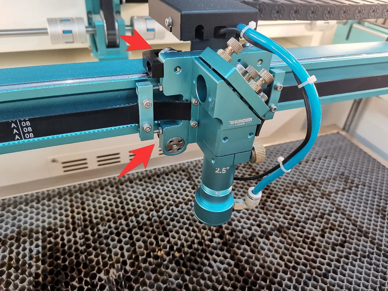 Rail de guidage linéaire pour système de commande de mouvement laser