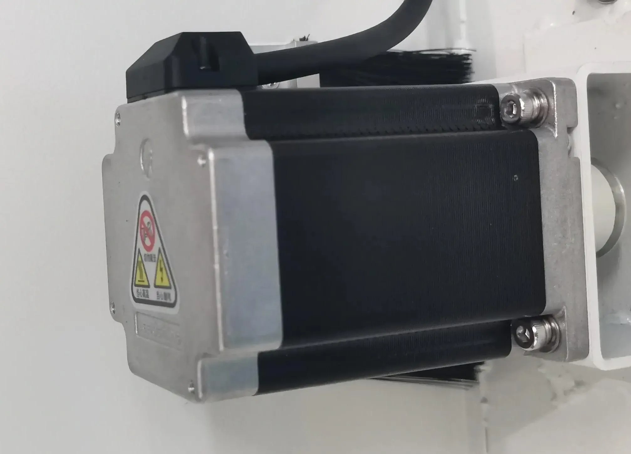 Une photo d'un moteur de l'axe Z dans les systèmes d'entraînement motorisés Une photo d'un moteur de l'axe Z dans les systèmes d'entraînement motorisés