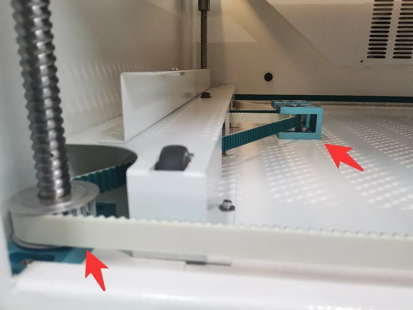 Une image d'un système de courroie synchrone dans une machine laser de bureau Une image d'un système de courroie synchrone dans une machine laser de bureau