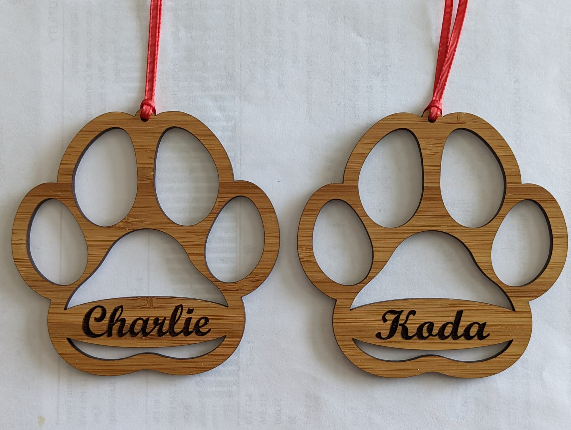 Ornements de Noël en bois coupé avec une machine laser