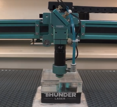 Une machine Thunder Laser Nova Plus qui fonctionne en mode CW.