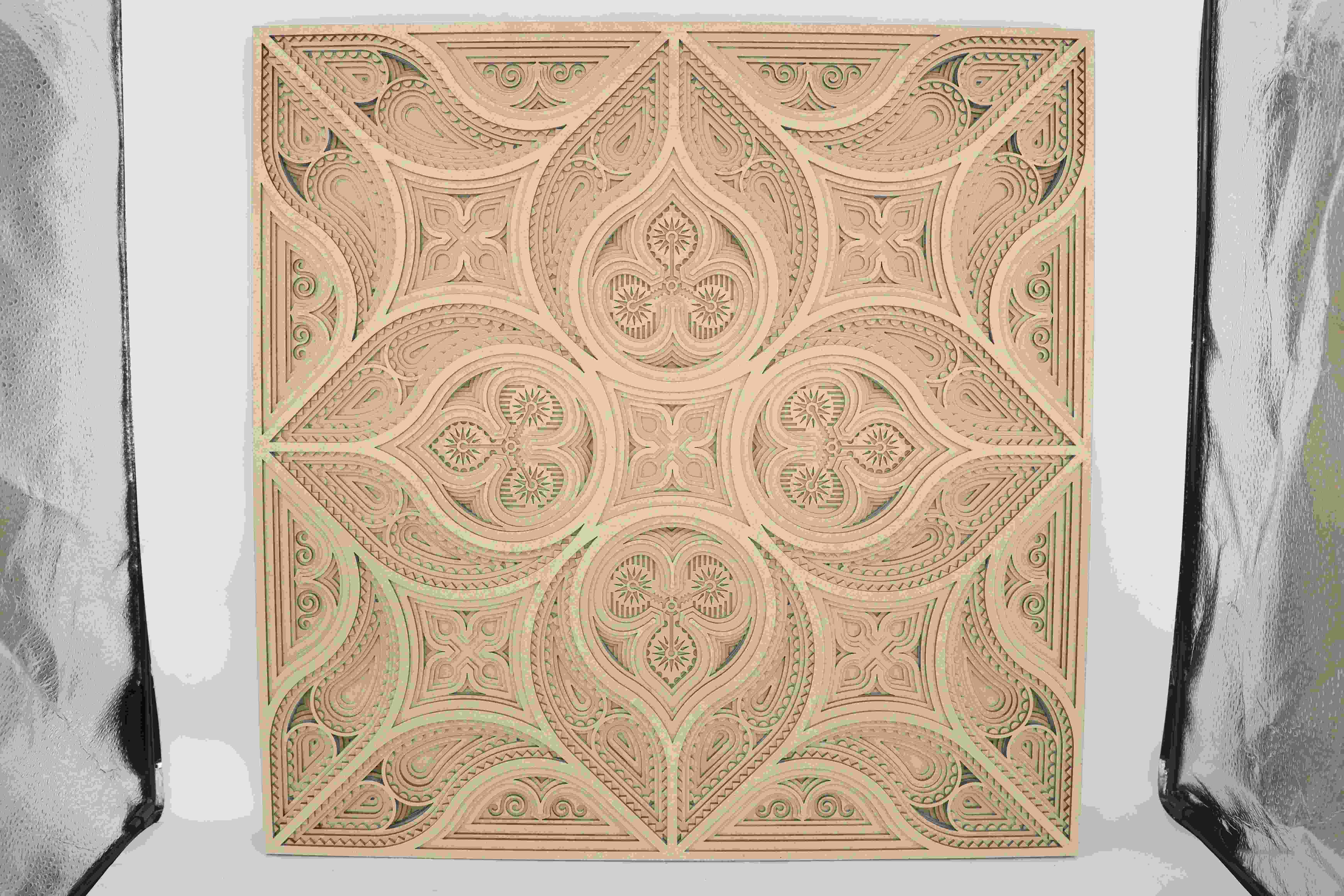 Un morceau d'art de mur posé fait à partir du bois, avec précision coupé avec un laser pour former les modèles complexes et les bords propres