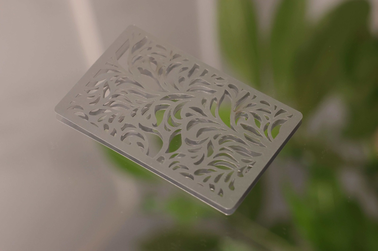 Une photo d'une feuille d'aluminium découpée au laser
