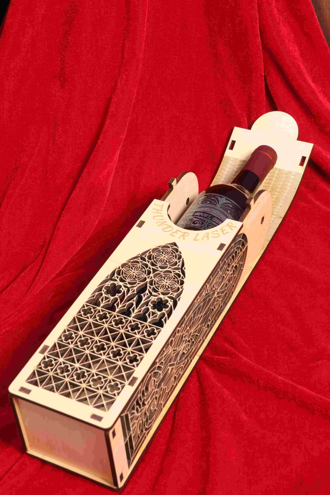 Une image montrant un modèle découpé au laser utilisé pour créer un produit d'emballage de bouteille de vin