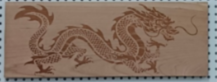 Dragon gravé peu profond sur bois de cerisier.