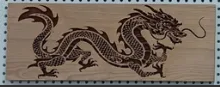 Dragon gravé profond sur bois de cerisier.
