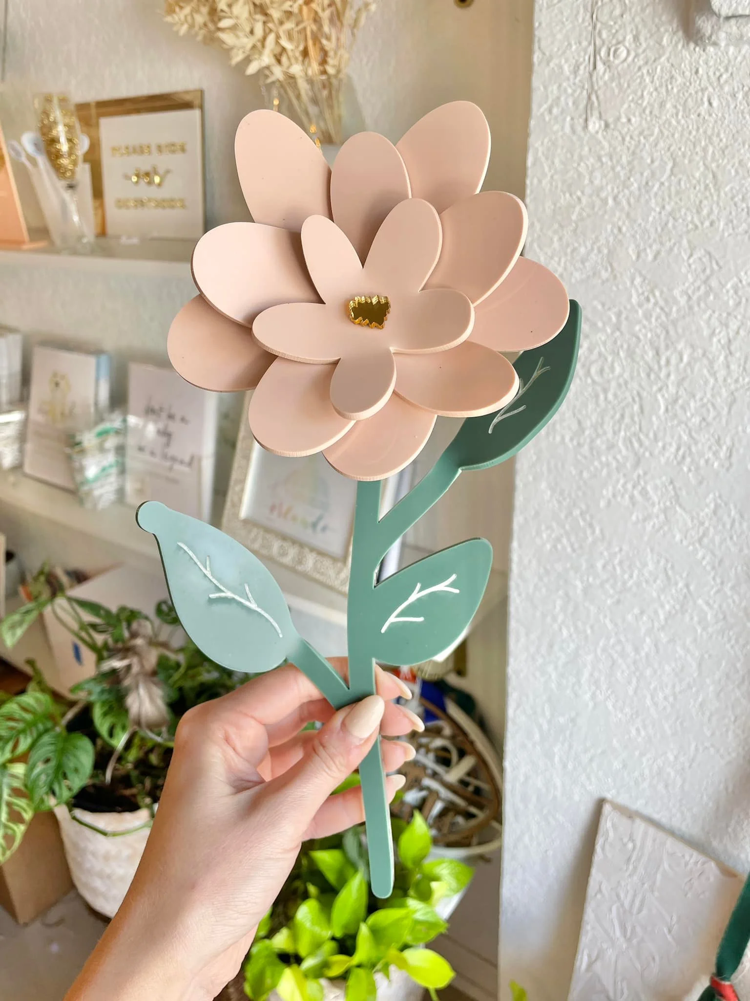1780043176273480.webp Une image d'une fleur faite par la découpe laser acrylique. webp
