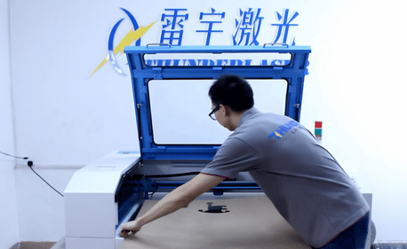Comment utiliser le passage à travers la porte